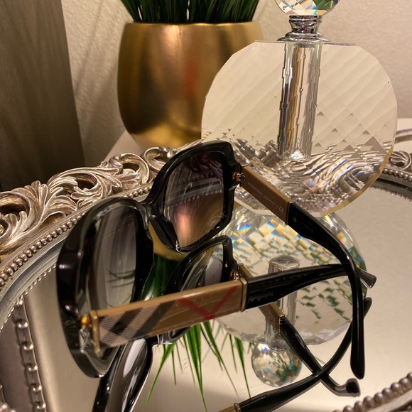 Burberry Sunglasses 😎 - Picture 3 of 5